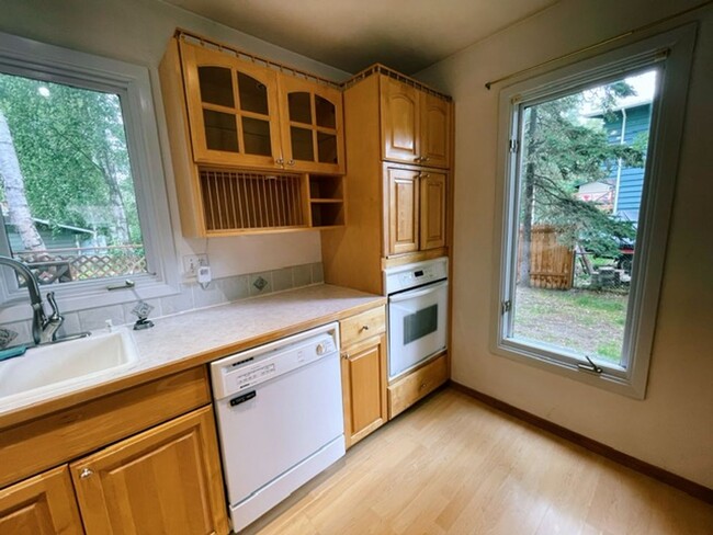 Building Photo - Beautiful and Spacious South Anchorage Home!