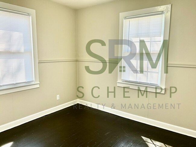 Building Photo - Spacious 2 bedroom home near Churchill Downs- Section 8 accepted