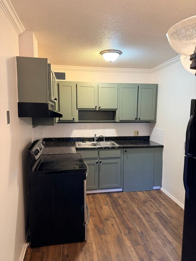 Building Photo - 3828 Country Club Rd