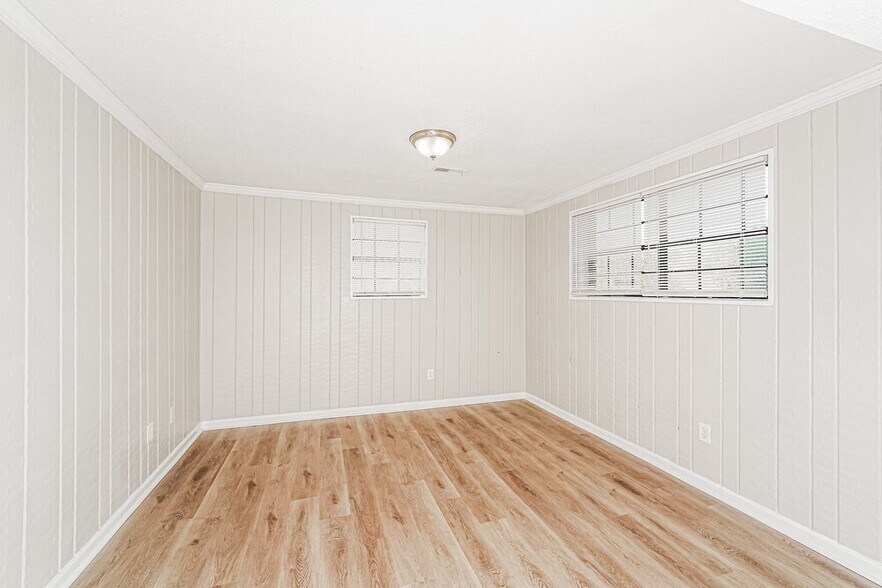 Building Photo - 933 Edwards Lake Rd