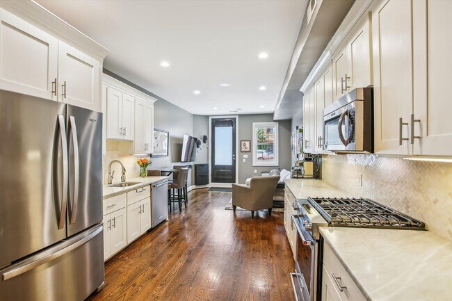 Building Photo - 2 BED PLUS DEN!!! * Fully Furnished and Fa...