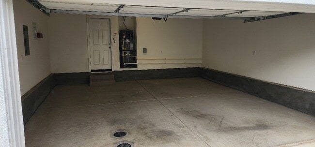 Building Photo - Newer Centrally Located Beauty!