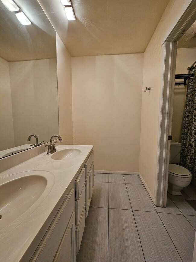 Building Photo - (2) Bed/(2) Bath with View of OU Golf Course in Cardinal Creek AVAIL NOW!