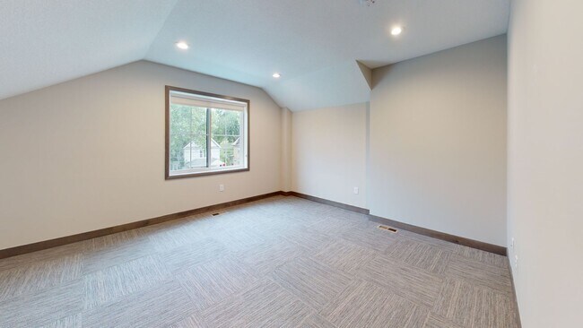 Building Photo - 882 20th Ave SE