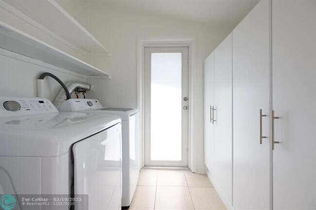 Building Photo - 928 Orange Isle