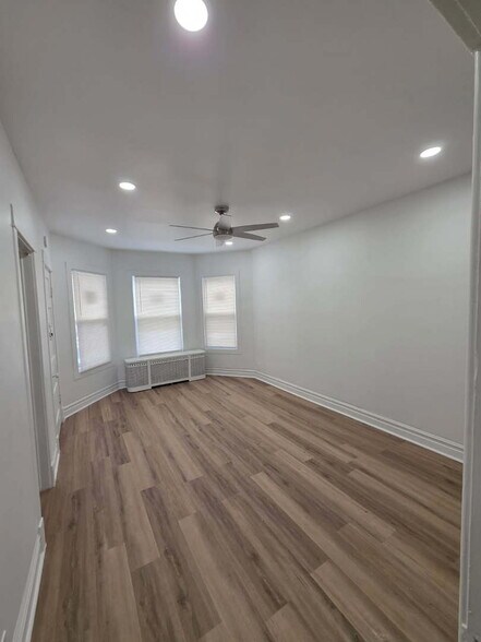 Building Photo - 3745 W Diversey Ave