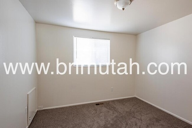 Building Photo - 410 Welby Ave S