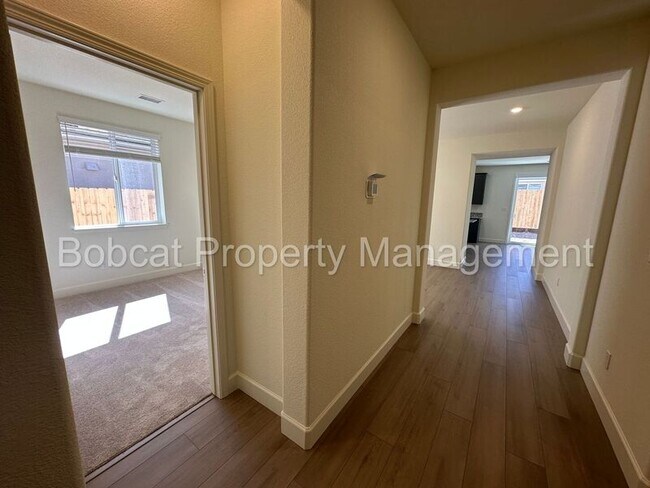 Building Photo - 923 Nelle Dr