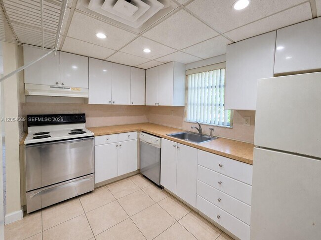 Building Photo - 8650 SW 109th Ave
