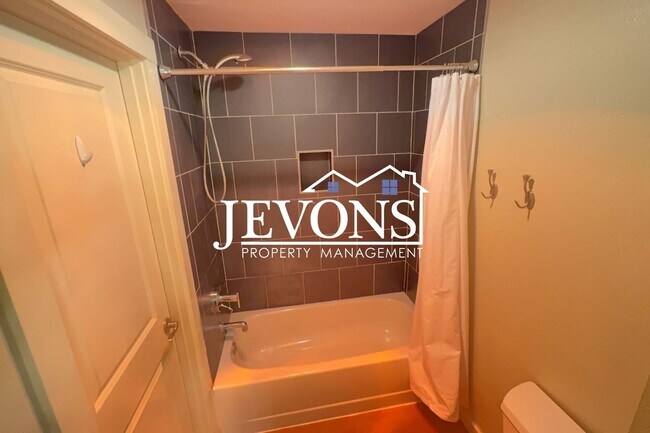 Building Photo - Available Now - 2BR/1.5BA Condo in Kirkland