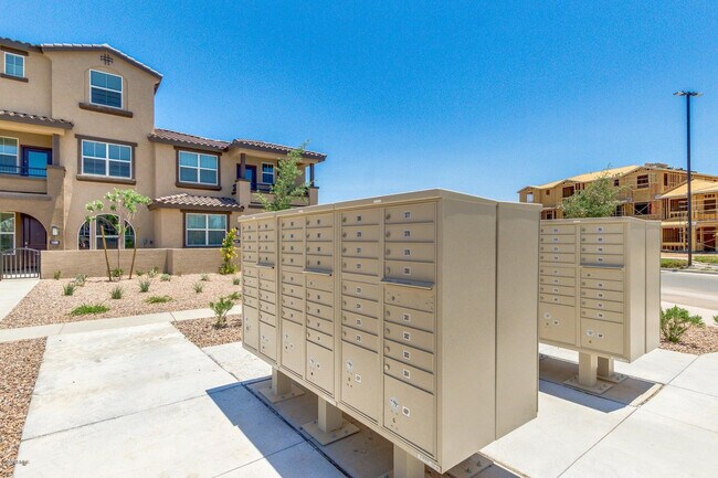 Building Photo - 1255 N Arizona Ave