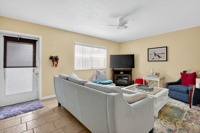 Building Photo - 610 Monaco Way