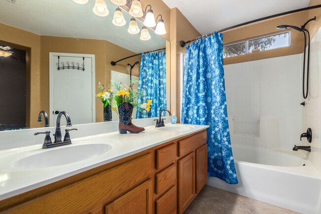 Building Photo - 9150 W Grovers Ave