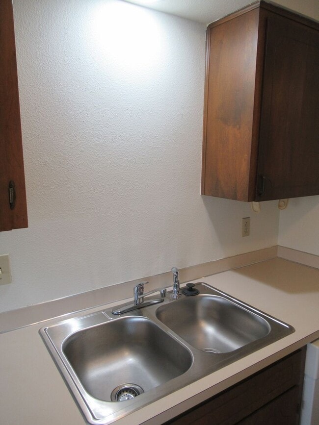 Building Photo - One Bedroom Apartment w/ Washer and dryer