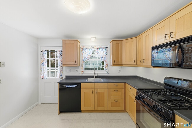 Building Photo - 10 College St