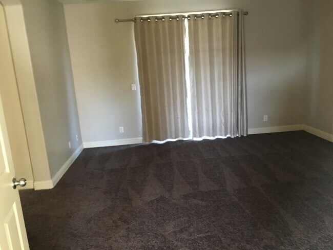 Building Photo - 5771 N Torrey Pines Ave