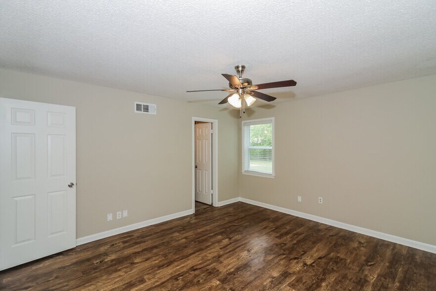 Building Photo - 4102 Royalcrest Dr