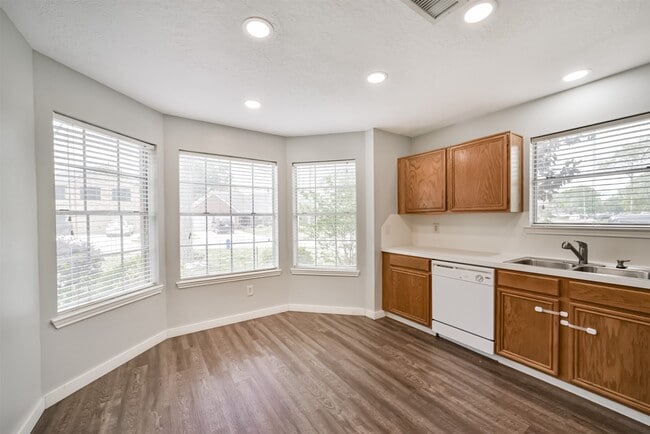 Building Photo - 1021 N Sunset Dr