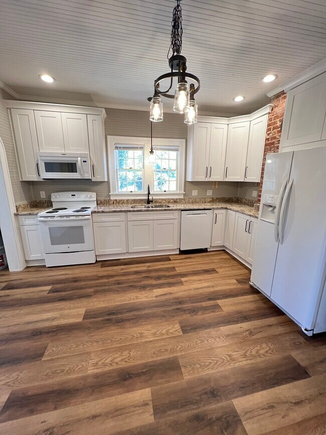 Building Photo - Historic mill house in hot Fort Mill SC with amazing kitchen!