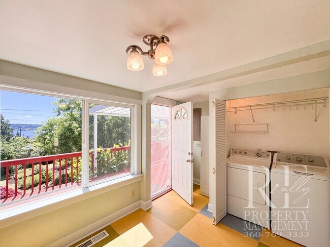 Building Photo - Charming 2-Bedroom Home with Renovated Bath, Hardwood Floors & Spacious Fenced Yard