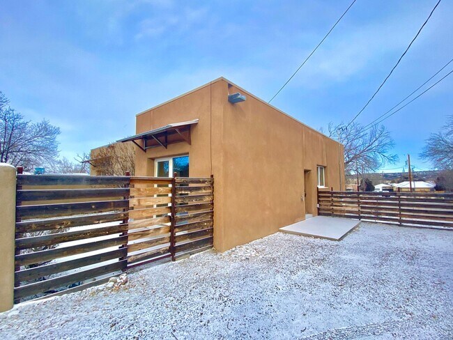 Building Photo - Contemporary Retreat on Dunlap St.