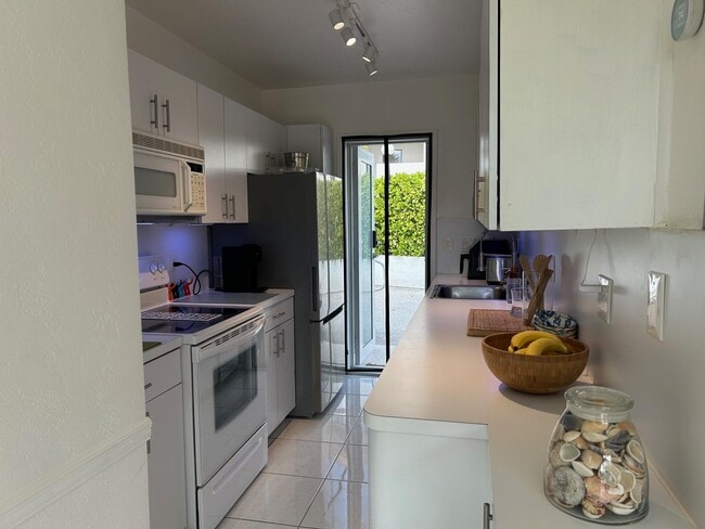 Building Photo - 1221 Hillsboro Mile