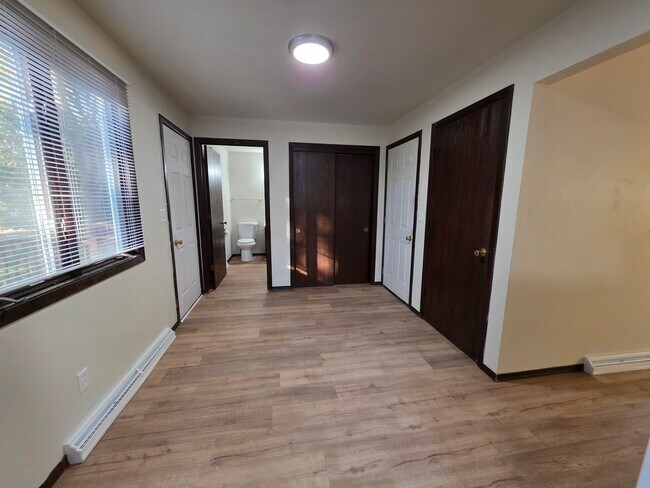 Building Photo - 624-626 Crestview Drive