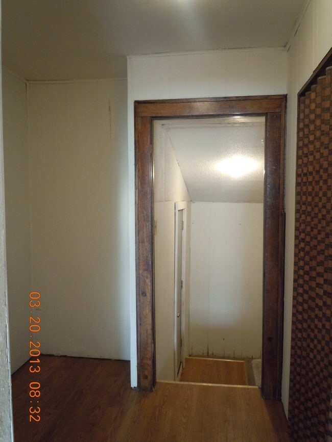 Building Photo - 522 9th St SE