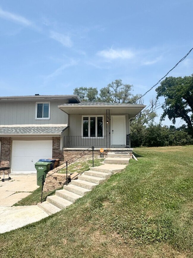 Building Photo - Spacious 3 Bedroom Available Now!