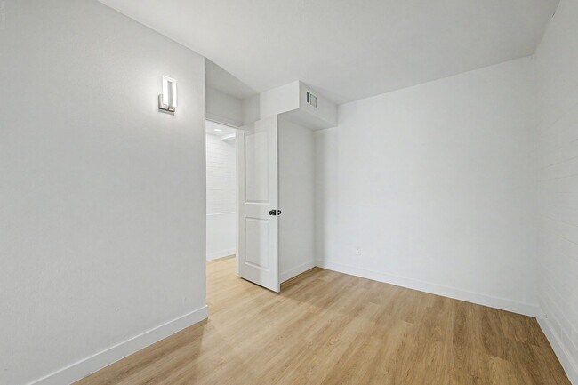 Building Photo - Spacious 2 Bed + Bonus Room | Large Private Yards | Covered Parking | 8 Weeks Free Rent!
