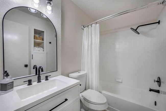 Building Photo - 2104 Andover Dr