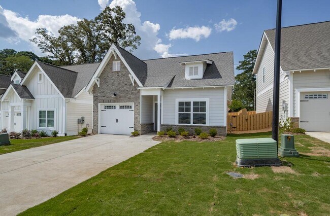 Building Photo - One Level Home with Garage and Fenced Back...