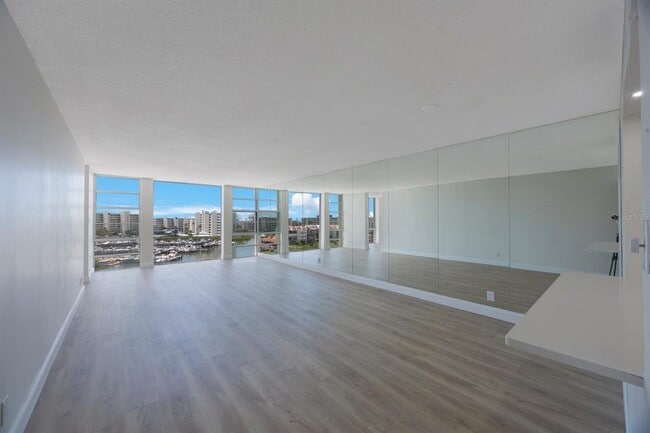 Building Photo - 7400 Sun Island Dr S