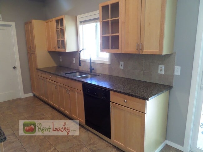 Building Photo - Adorable 3-Bedroom Home w/Large Fenced Yar...