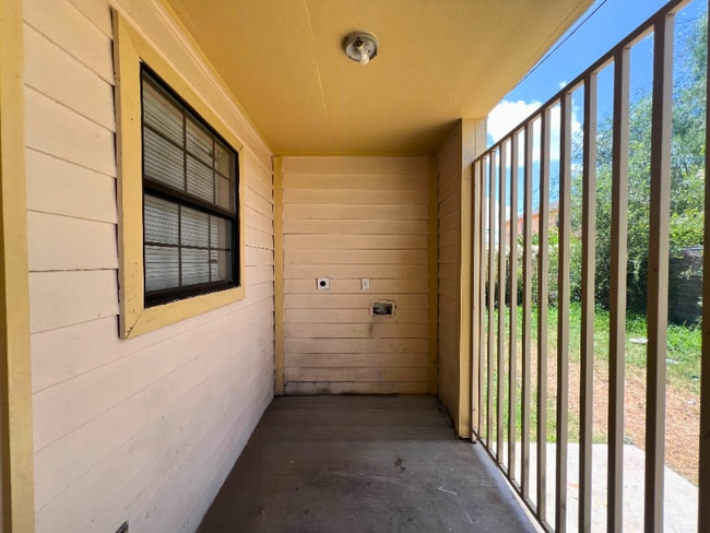 Building Photo - 301 E Locust St