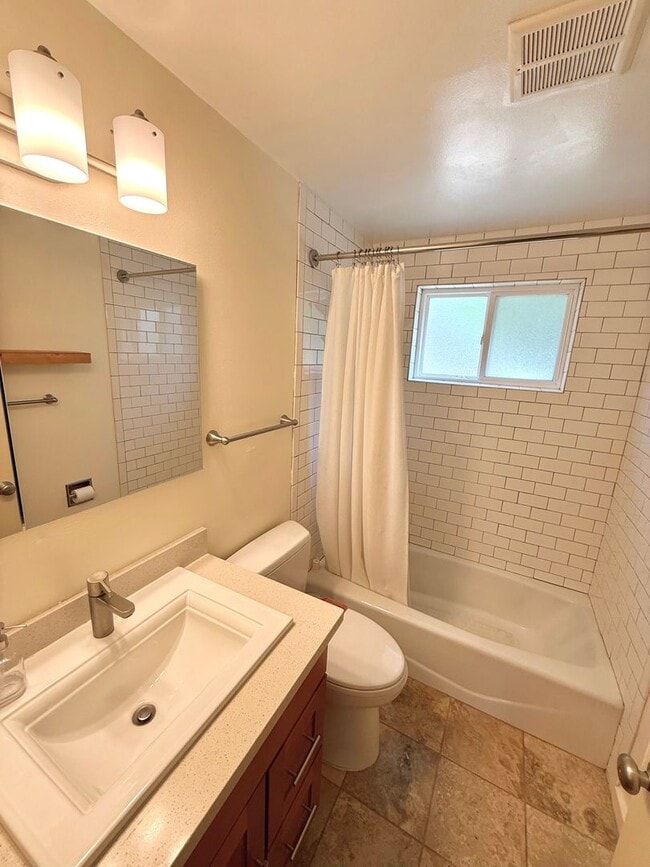 Building Photo - 3 BR West Seattle Home – Cozy and Convenie...