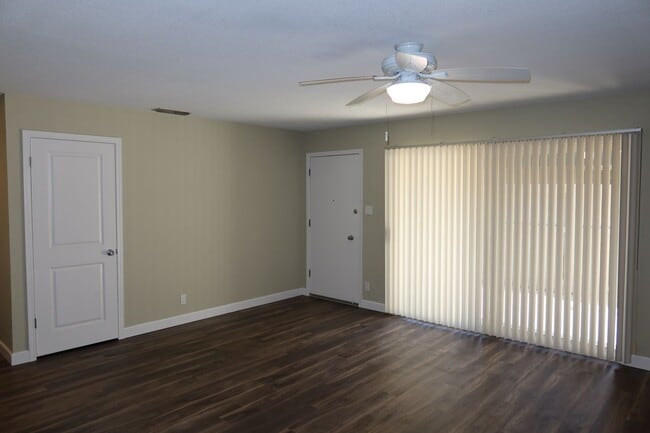 Building Photo - 2 bedroom, 1 bath, Roundtree Court in the ...