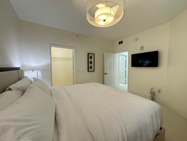 Building Photo - 630 S Sapodilla Ave