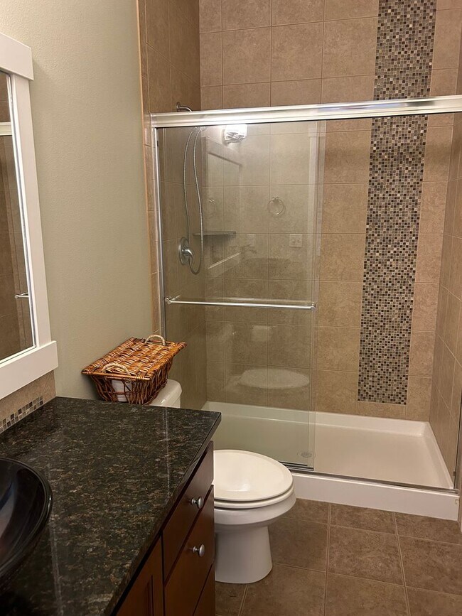 Building Photo - Newer Duvall 5 Bedroom 3 Bath Luxury Home