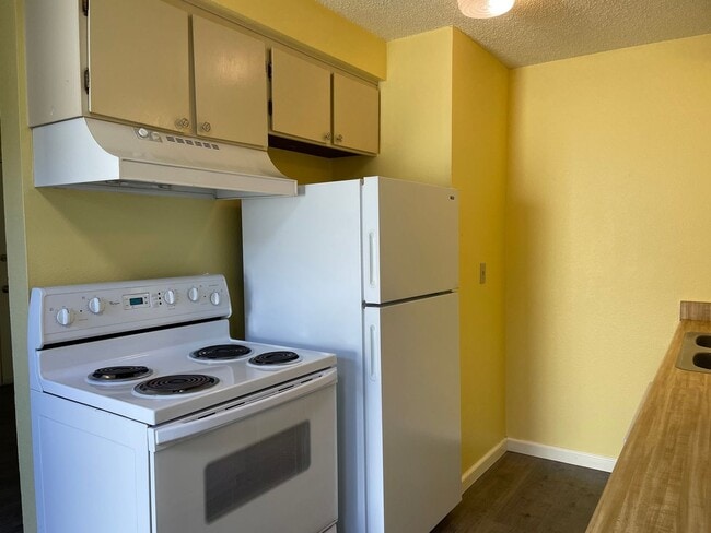 Building Photo - Great 1 bedroom, 1 bath cottage ~ nice quiet street