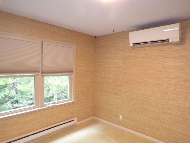 Building Photo - Unique 2 Bed 2.5 Bath Country Home!