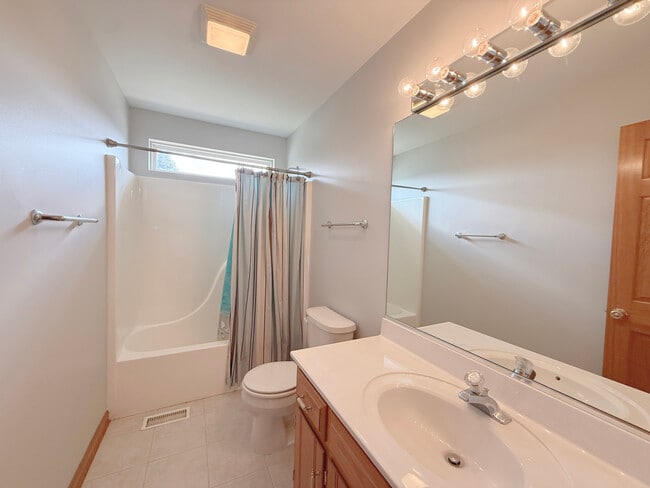 Building Photo - 1278 Knolls Ave S