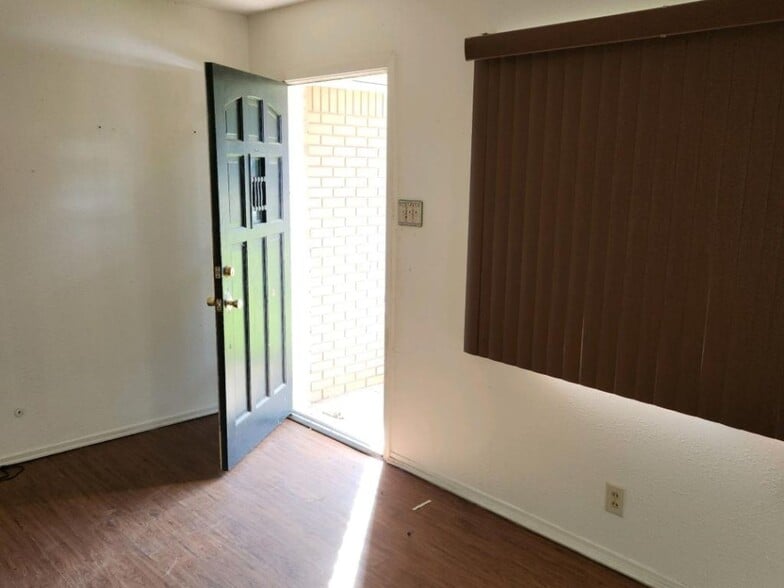 Building Photo - 208 Southview Dr