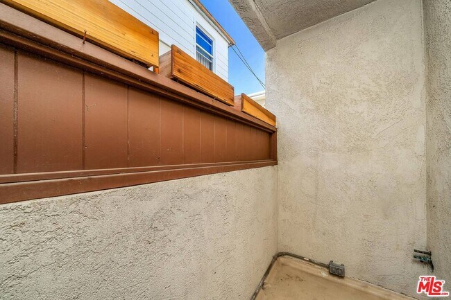 Building Photo - 927 21st St
