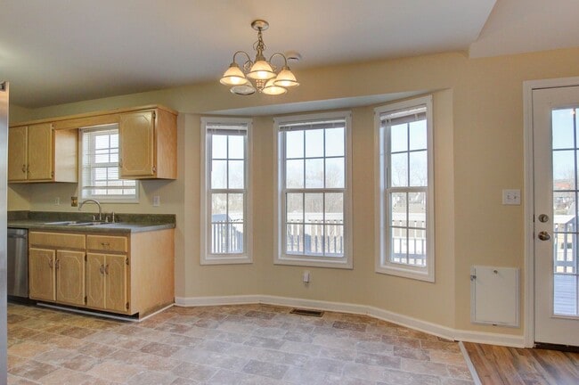 Building Photo - 3 bed 2 bath in the heart of St. B.  Fresh Paint.  Clean and Ready for You.