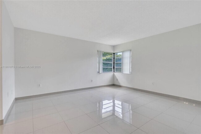 Building Photo - 4585 SW 87th Ave