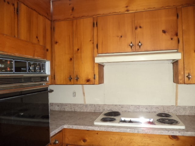 Building Photo - FOREST HILLS - FENCED YARD