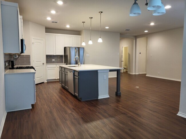 Building Photo - Ready for Move-In