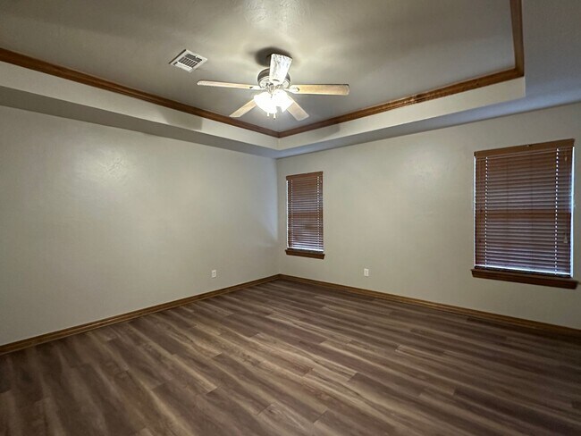 Building Photo - Charming 3 Bedroom, 2 Bathroom with Storm ...