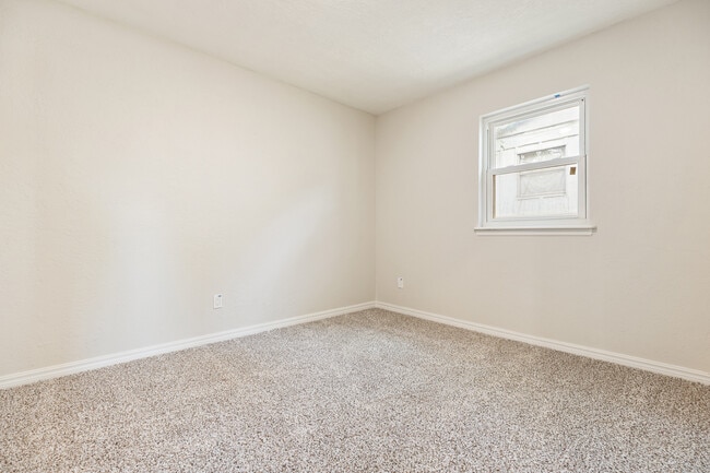Building Photo - 3325 Del Rancho Rd